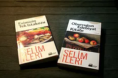 Roman okur gibi yemek kitabı okumak
