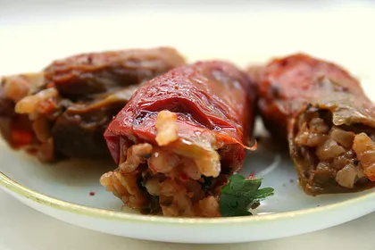 Zeytinyağlı Kuru Biber Dolması