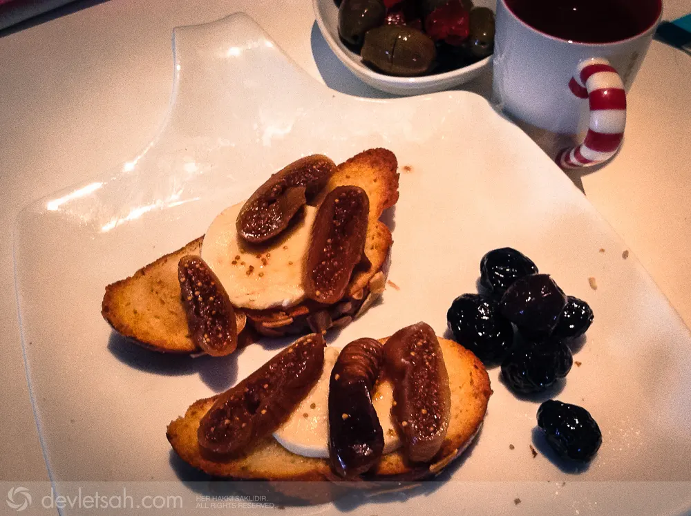 Keçi Peynirli ve İncirli Bruschetta