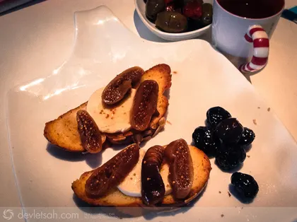 Keçi Peynirli ve İncirli Bruschetta